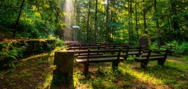 Not Gottes für Freilichtgottesdienste Bänke mit Altar im Wald
