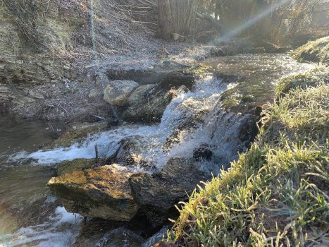 Erdbacheinschlupf im Herbst Kleiner Wasserfall