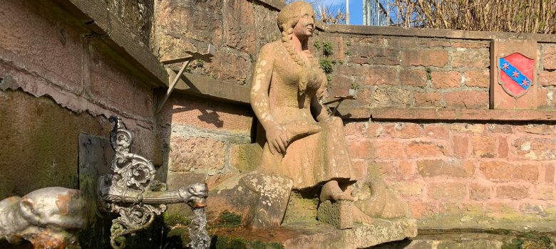 Brunnen mit Figur einer Gänsemagd