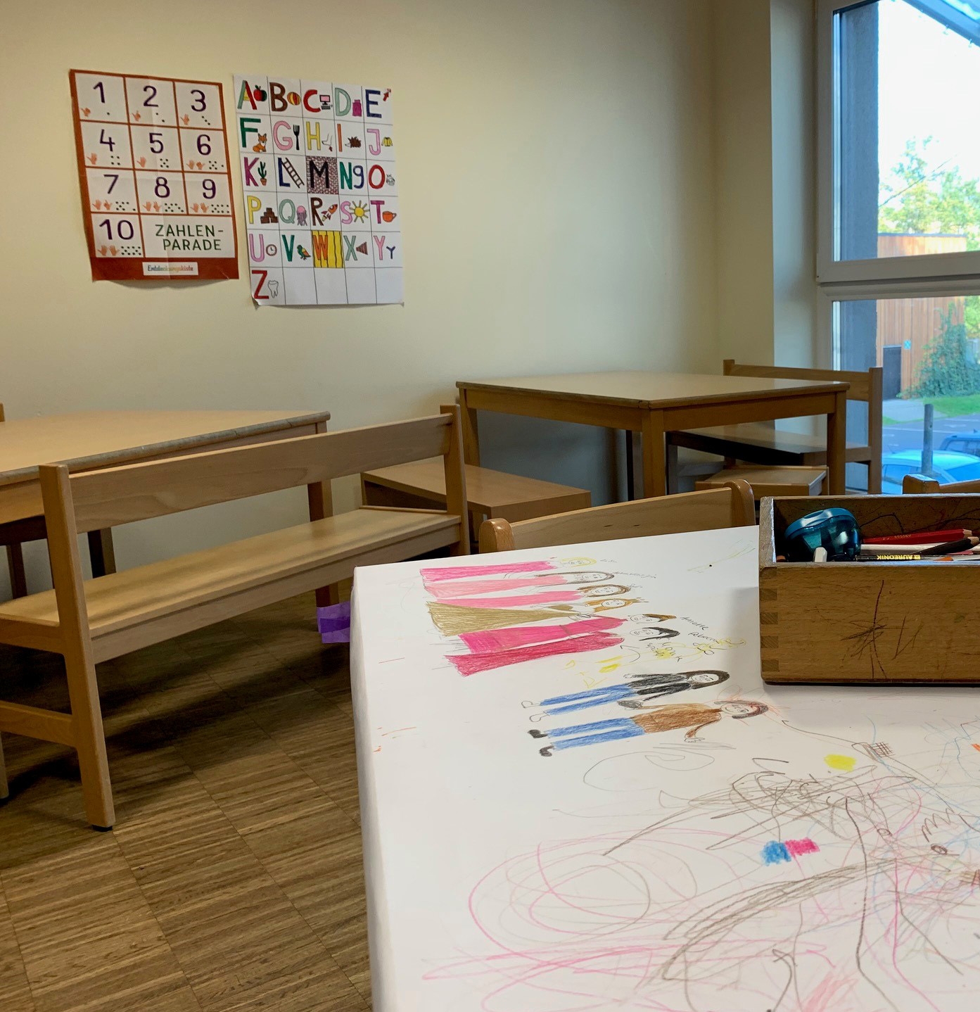 Tisch mit Stiften und Zeichnungen