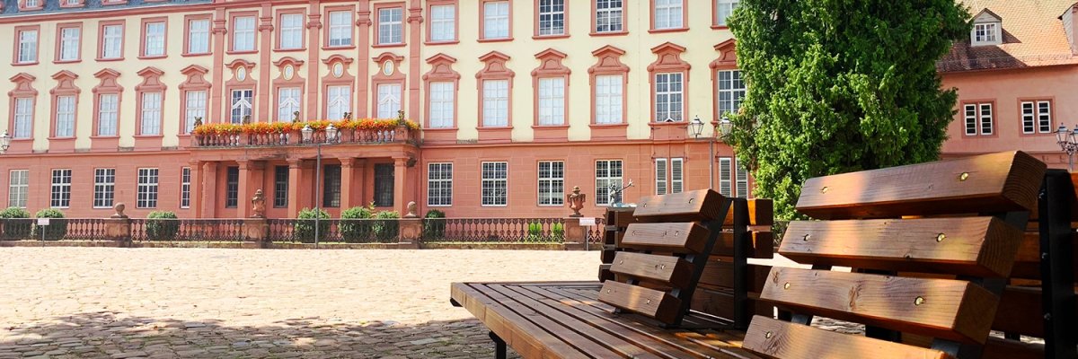 Marktplatz mit Schloss und Sitzbank