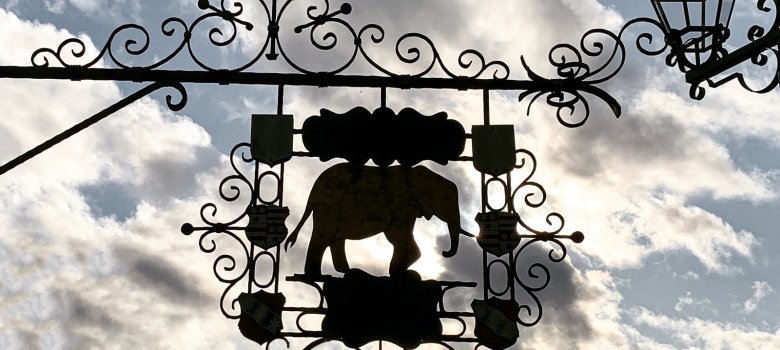 Eisernes Schild mit Elefant