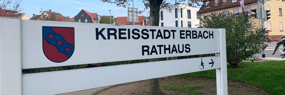 Weißes Schild mit Schrift Kreisstadt Erbach Rathaus