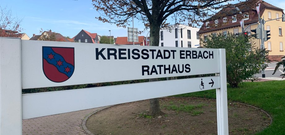 Weißes Schild mit Schrift Kreisstadt Erbach Rathaus