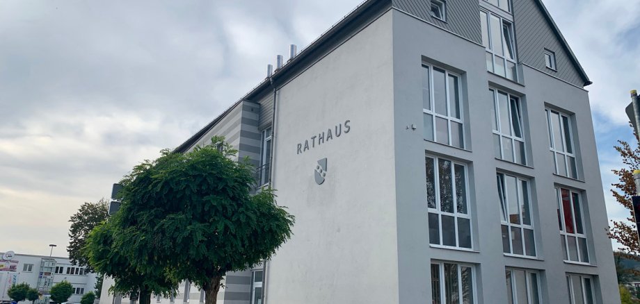 Außenansicht Rathaus Erbach Großes Gebäude mit zwei Bäumen