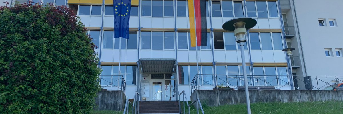 Haupteingang Rathaus Erbach Rathauseingang mit Europa- und Deutschlandflagge
