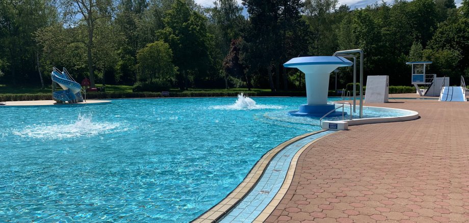 Schwimmbecken mit Rutsche und Pilzdusche