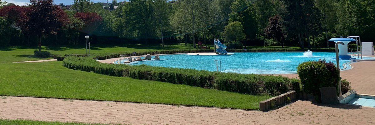 Schwimmbecken mit Liegewiese