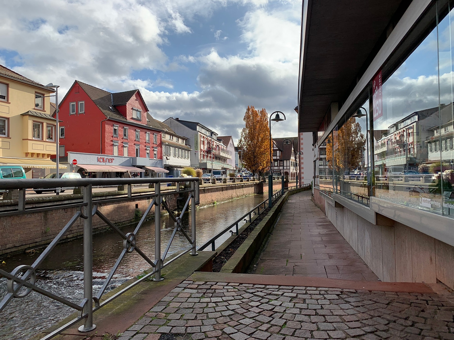 Einkaufsstraße in Erbach Blick auf Fluss und Geschäfte