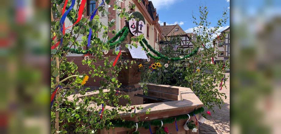 Geschmückte Pfingstbrunnen Brunnen geschmückt mit Bändern und Birkenzweigen sowie einem Brunnenspruch