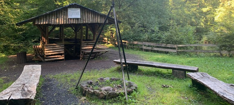 Bänke und Grillplatz mit Hütte im Wald