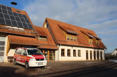 Dorfgemeinschaftshaus mit Feuerwehrauto