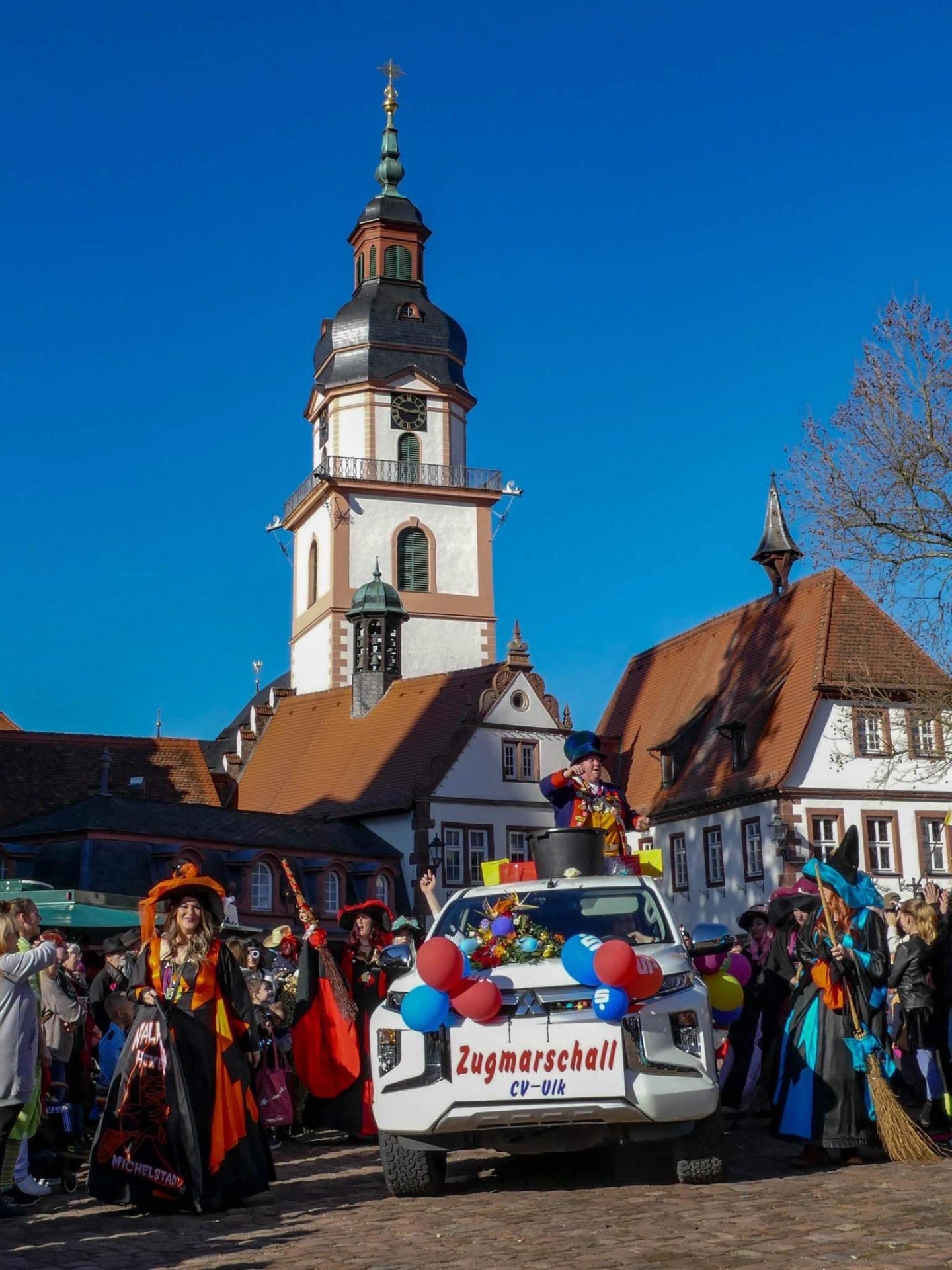 Menschen bei Fastnachtsumzug