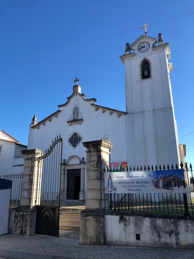 Weiße Kirche vor blauem Himmel