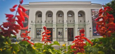 Historisches Gebäude mit Blumen