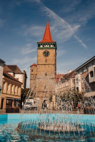 Historisches Tor mit Springbrunnen