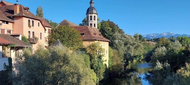 Blick auf eine Kirche mit Fluss