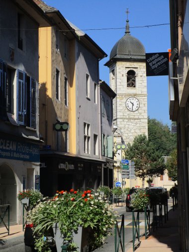 Blick auf Straße mit Kirche