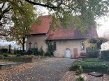 Friedhof Erbach Kernstadt Friedhofskapelle mit Weg und Bäumen