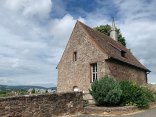Gottesackerkapelle Lauerbach Kapelle mit Büschen und blauem Himmel