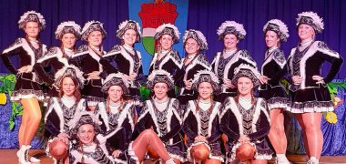 Garde Bullau Junge Frauen in Gardeuniform