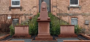 Mahnmal aus Sandstein vor Haus