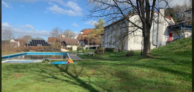 Schwimmbecken und Sporthalle im Frühling