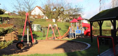 Spielplatz mit Spielgeräten