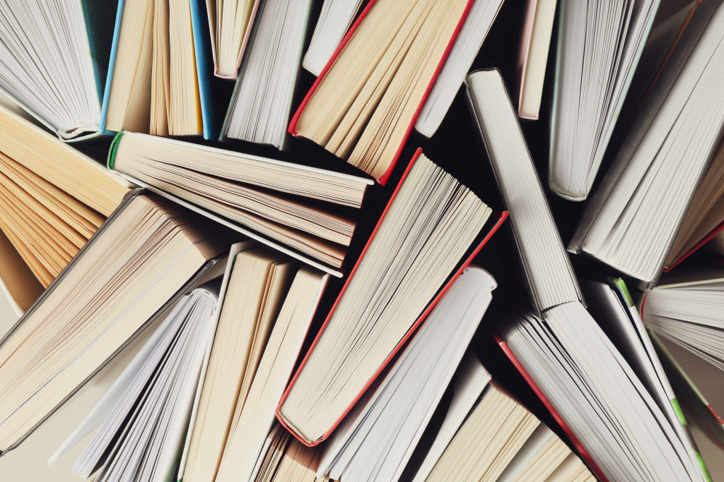 Viele verschiedene Bücher auf einem Haufen aus der Vogelperspektive