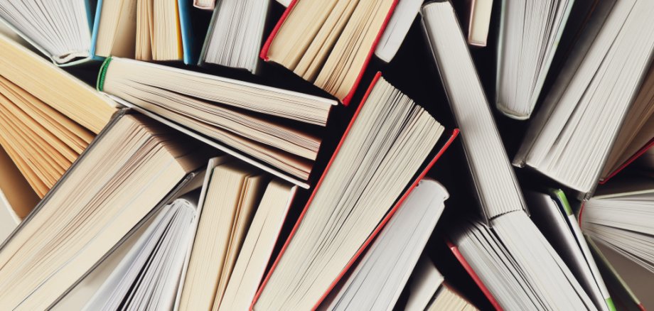 Viele verschiedene Bücher auf einem Haufen aus der Vogelperspektive