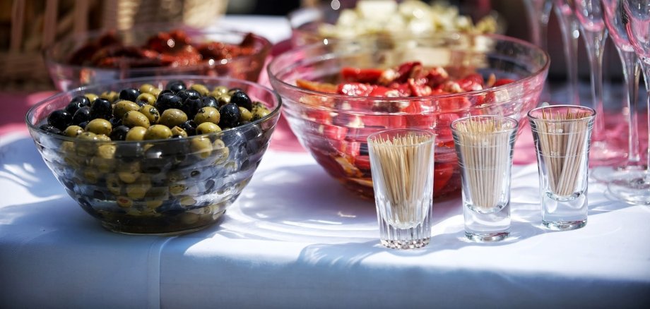 Buffet mit Oliven Tisch mit verschiedenen Speisen, darunter Oliven