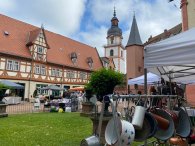Antikmarkt im Schlosshof Verkaufsstände mit antiken Dingen im Schlosshof