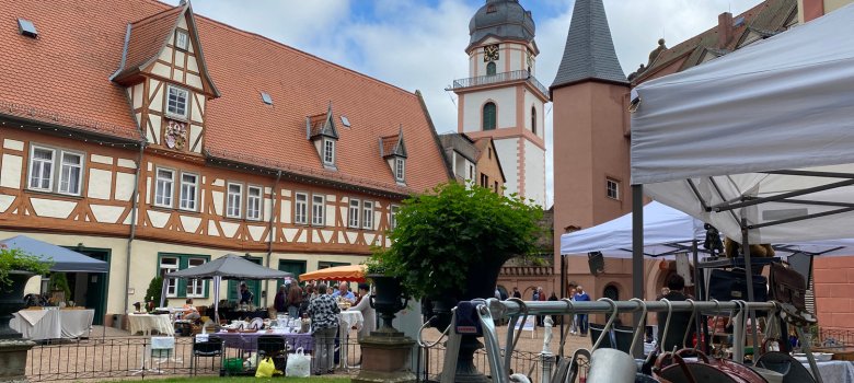 Verkaufsstände mit antiken Dingen im Schlosshof