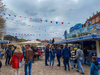 Buntes Markttreiben auf dem Marktplatz