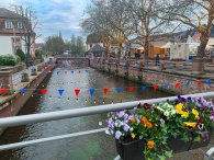 Erbacher Frühling Brückenschmuck Mit Wimpelkette geschmückte Brücke