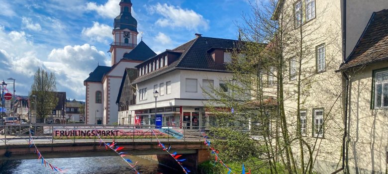 Kirche im Hintergrund vor Brücke mit Banner und Fähnchen