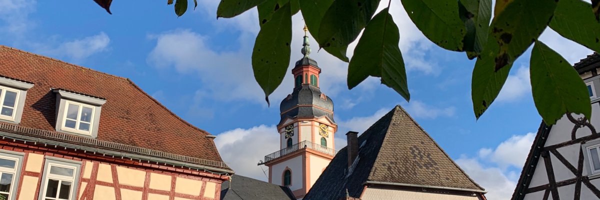 Blick auf Kirche mit Blättern