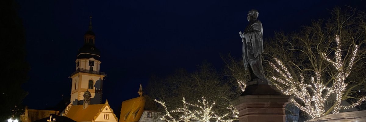 Beleuchter Marktplatz mit Graf Franz Statue