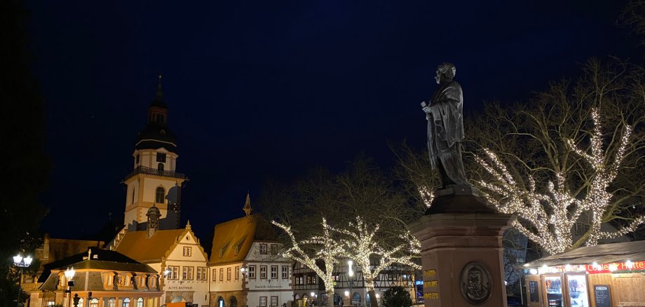 Beleuchter Marktplatz mit Graf Franz Statue
