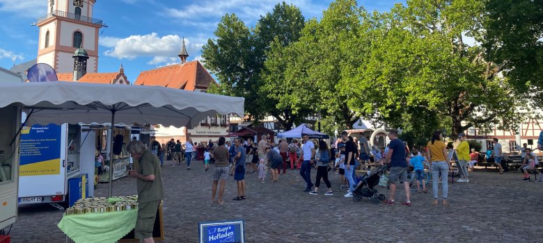 Marktstände mit Menschen auf Marktplatz