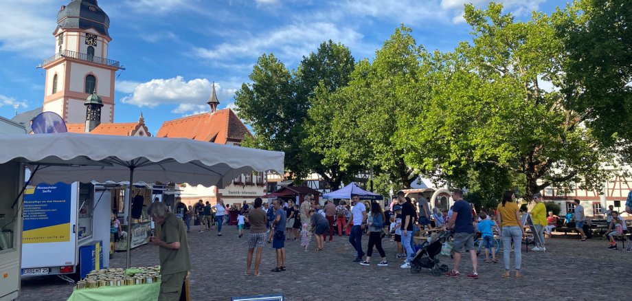 Marktstände mit Menschen auf Marktplatz