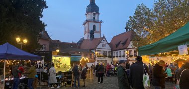 Menschen an Verkaufsständen auf Markt