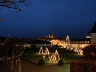 Erbach zur Weihnachtszeit Blick auf Leuchtelemente in Park mit Schloss im Hintergrund