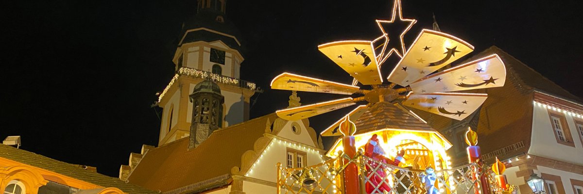 Große Weihnachtspyramide vor Kirche und Rathaus