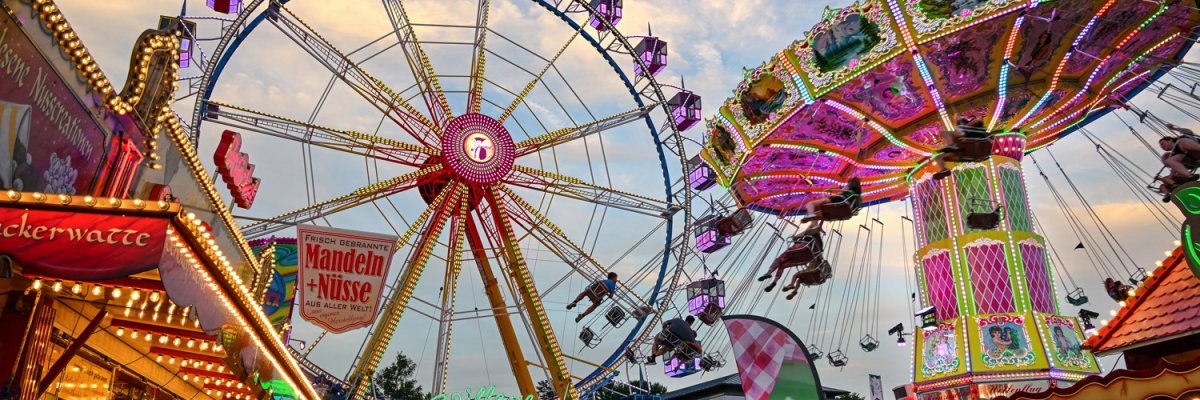 Riesenrad und Kettenflieger auf dem Wiesenmarkt Riesenrad und Kettenflieger auf Festplatz