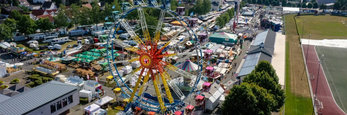 Drohnenansicht Erbacher Wiesenmarkt Festplatz