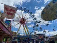 Riesenrad und Menschen im Kettenflieger