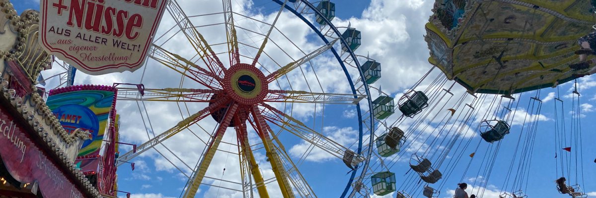Riesenrad und Menschen im Kettenflieger