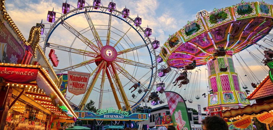Riesenrad und Kettenflieger auf dem Wiesenmarkt Riesenrad und Kettenflieger auf Festplatz