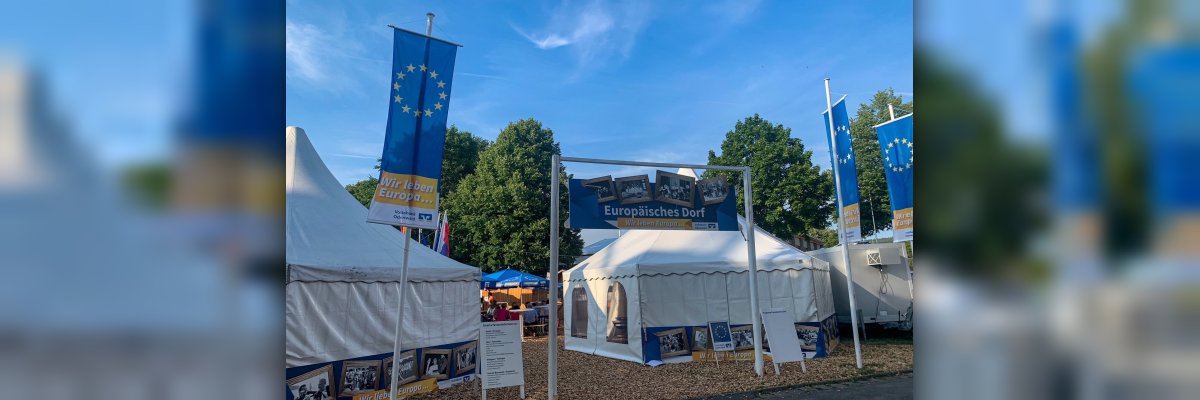 Eingang zu Festbereich mit europäischen Flaggen